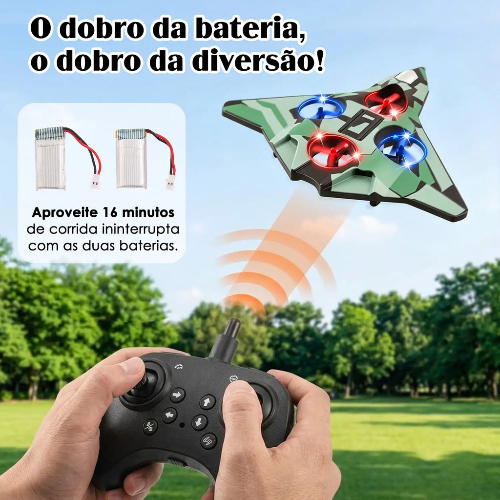 Avião de controle remoto verde em voo ao ar livre com controle nas mãos e duas baterias exibidas no painel.