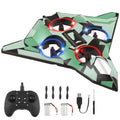 Avião de controle remoto verde com controle, duas baterias, hélices, cabo USB e chave sobre fundo branco.