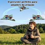 Avião de controle remoto verde em voo diante de pessoa sentada em campo aberto segurando o controle.