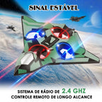 Avião de controle remoto verde em composição de voo com luzes visíveis e controle remoto em destaque.