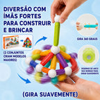 Blocos magnéticos de 83 peças formando uma estrutura circular colorida apoiada em uma base verde.