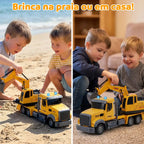Caminhão escavadeira por controle remoto amarelo em duas cenas com crianças brincando na areia e em ambiente interno.