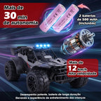 Carro de controle remoto preto e cinza em composição dinâmica com duas baterias e indicação visual de velocidade.
