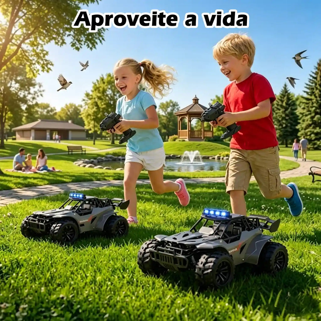 Carro de controle remoto preto e cinza com duas crianças correndo ao lado dos veículos sobre gramado.