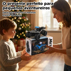 Carro de controle remoto preto e cinza sendo entregue como presente a uma criança em ambiente interno.