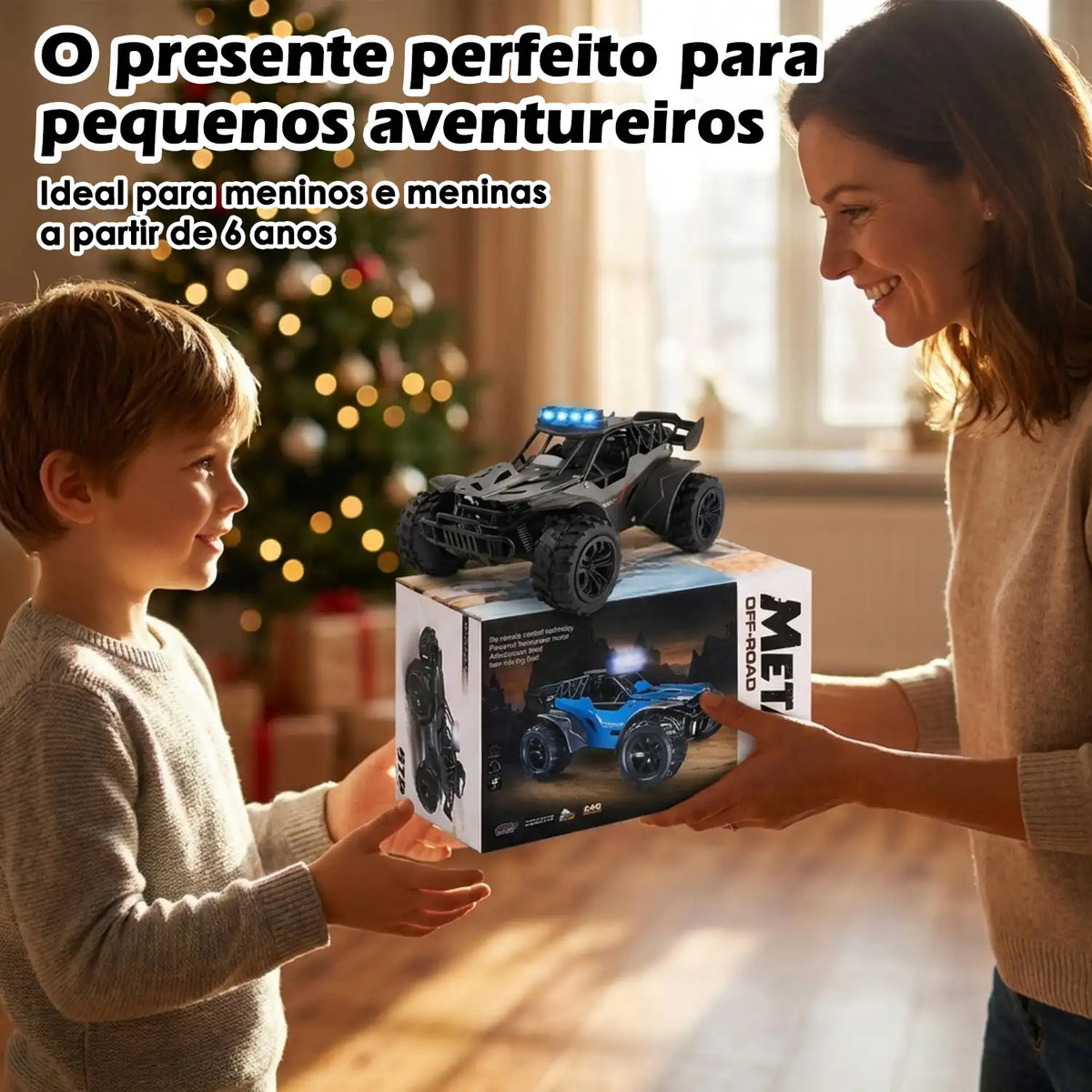 Carro de controle remoto preto e cinza sendo entregue como presente a uma criança em ambiente interno.