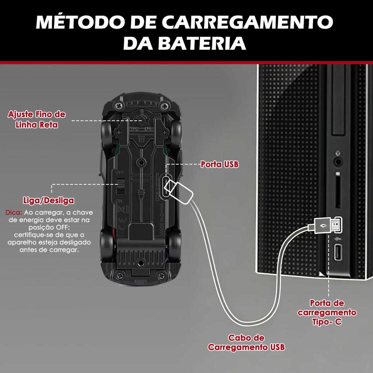 Carro RC 1:64 preto e vermelho visto por baixo, com porta de carregamento conectada a um cabo USB.