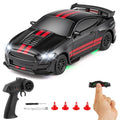 Carro RC 1:64 preto e vermelho com controle, cones, cabo USB, chave e celular organizados sobre fundo branco.