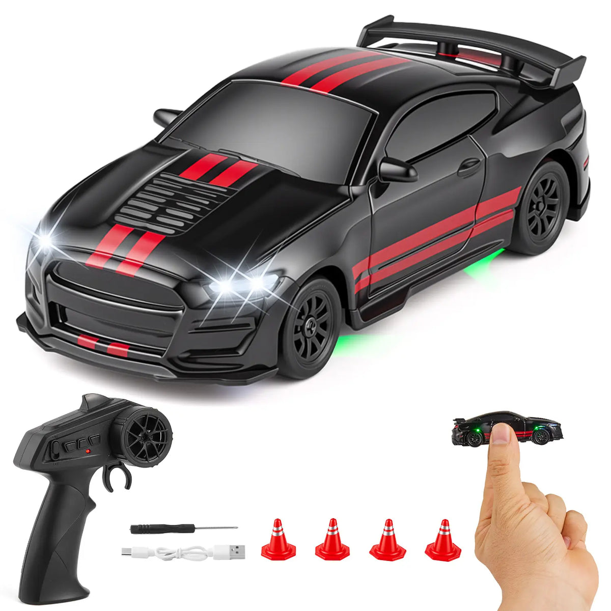 Carro RC 1:64 preto e vermelho com controle, cones, cabo USB, chave e celular organizados sobre fundo branco.