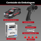 Carro RC 1:64 preto e vermelho com controle, caixa, cones, cabo USB e chave organizados como conteúdo do conjunto.