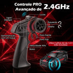 Carro RC 1:64 preto e vermelho com controle 2,4 GHz em destaque e comandos de direção identificados no painel.