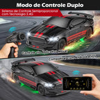 Carro RC 1:64 preto e vermelho mostrado com controle remoto e comando por aplicativo em duas cenas de uso.