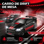 Carro RC 1:64 preto e vermelho em cena de drift sobre pista estilizada, com fumaça e iluminação vermelha.