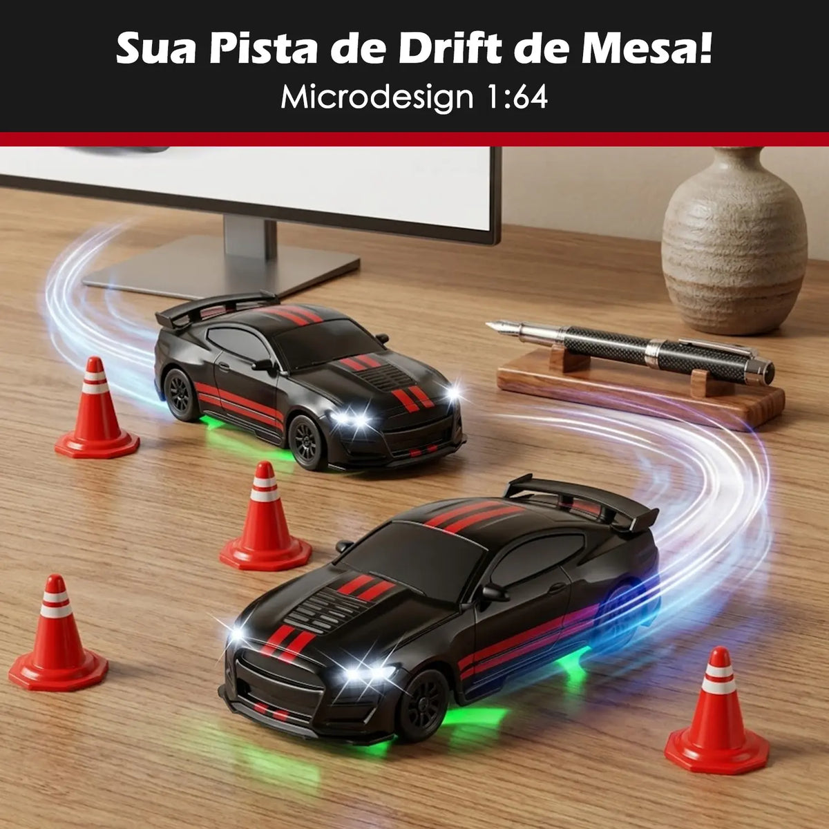 Carro RC 1:64 preto e vermelho fazendo drift em uma pista de mesa delimitada por pequenos cones vermelhos.