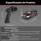 Carro RC 1:64 preto e vermelho ao lado do controle, com dimensões e quadro de especificações visíveis.
