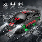 Carro RC 1:64 preto e vermelho em vista frontal elevada, com medidas indicadas e luzes laterais acesas.