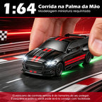 Carro RC 1:64 preto e vermelho em escala reduzida, segurado entre os dedos sobre fundo de corrida.
