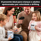 Carro RC 1:64 preto e vermelho sendo apresentado a duas crianças por adultos em ambiente interno decorado.