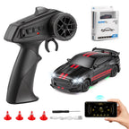 Carro RC 1:64 preto e vermelho com controle, caixa, cones, cabo USB, chave e celular exibidos sobre fundo branco.