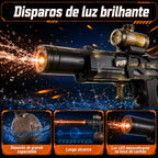 Pistola de água elétrica preta em close com luz frontal acesa, mira superior e reservatório esférico.