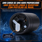 Pistola de água elétrica preta com detalhe ampliado da tampa traseira e conexão de carregamento.