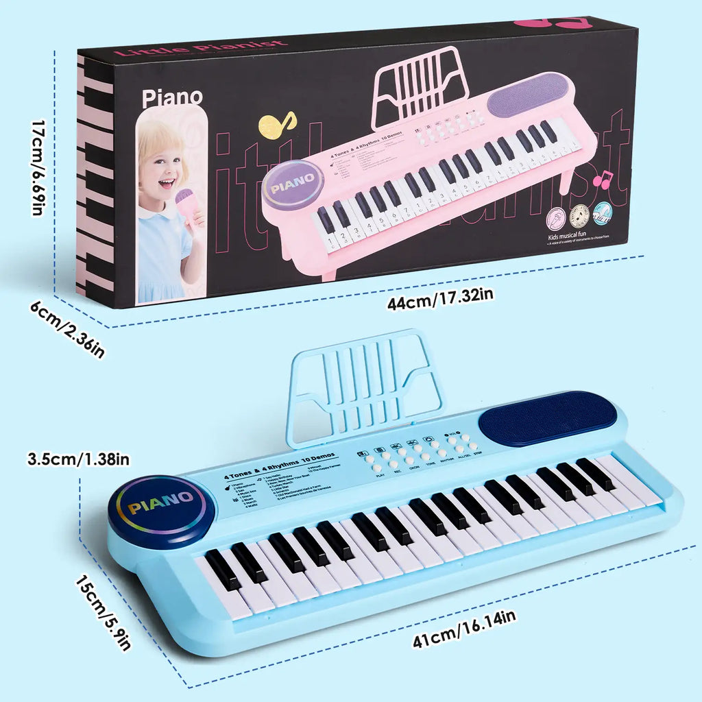 Teclado infantil azul ao lado da caixa com medidas externas e dimensões do teclado indicadas no painel.