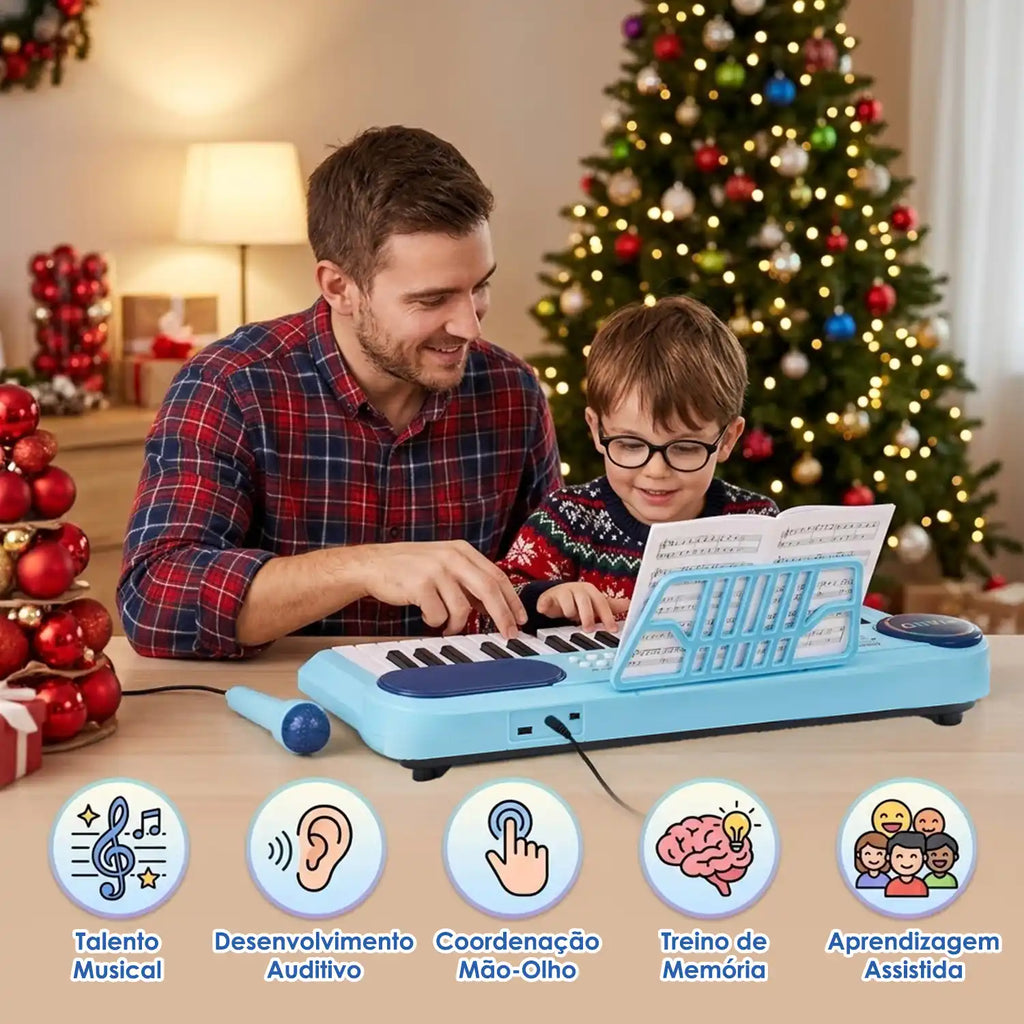 Teclado infantil azul sendo tocado por criança acompanhada de um adulto em ambiente decorado para o Natal.