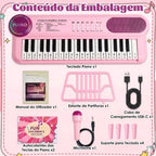 Teclado infantil rosa com teclado, manual, suporte de partitura, cabo USB, microfone e apoios organizados.