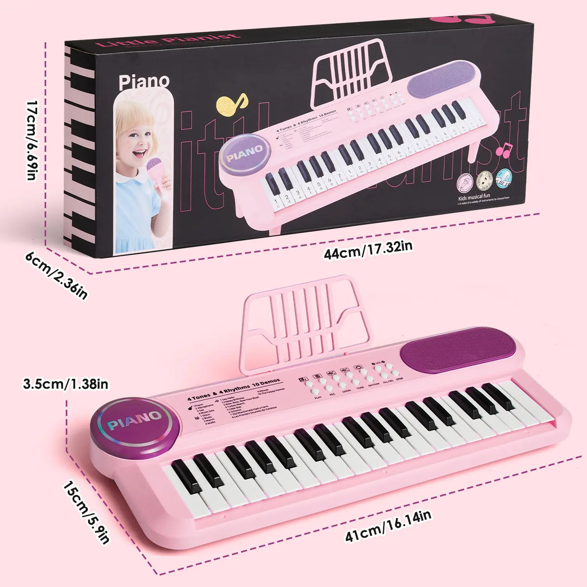 Teclado infantil rosa ao lado da caixa com medidas externas e dimensões do teclado indicadas no painel.