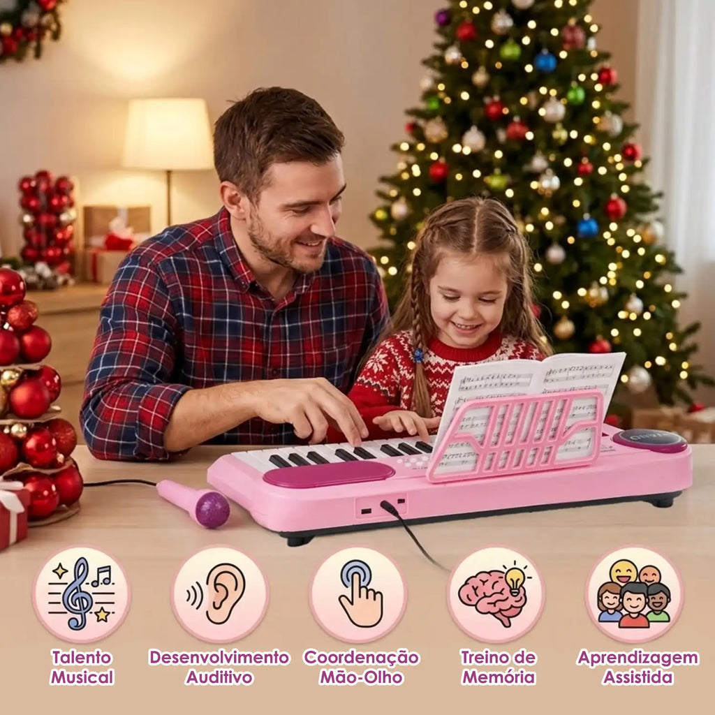 Teclado infantil rosa sendo tocado por criança acompanhada de um adulto em ambiente decorado para o Natal.