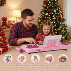 Teclado infantil rosa sendo tocado por criança acompanhada de um adulto em ambiente decorado para o Natal.