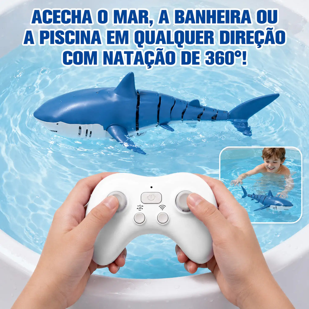 Tubarão azul por controle remoto nadando em piscina enquanto duas mãos operam o controle branco.