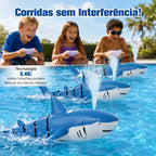 Tubarão azul por controle remoto com três crianças controlando dois tubarões em uma piscina ao ar livre.