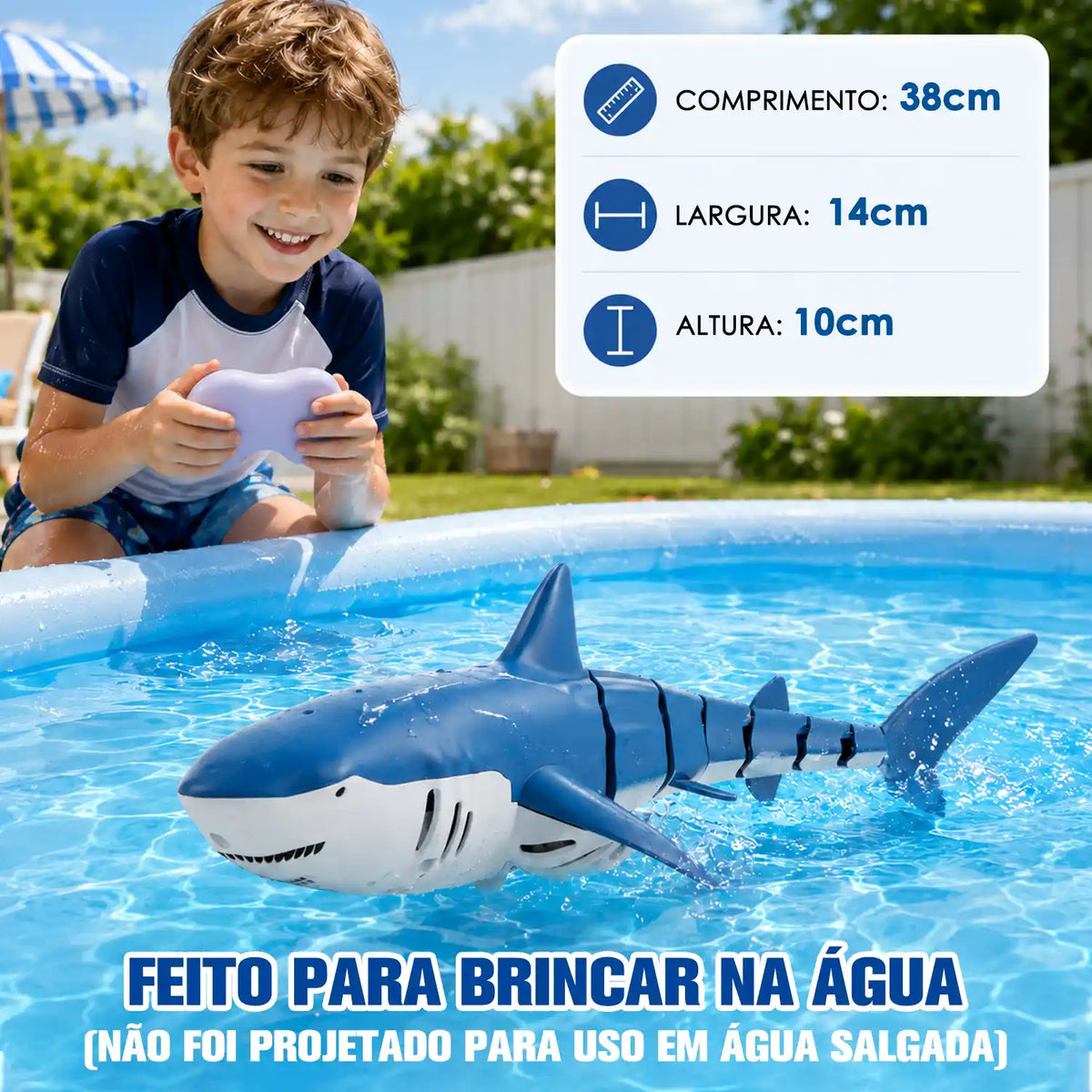 Tubarão azul por controle remoto na piscina diante de criança com controle e dimensões indicadas.