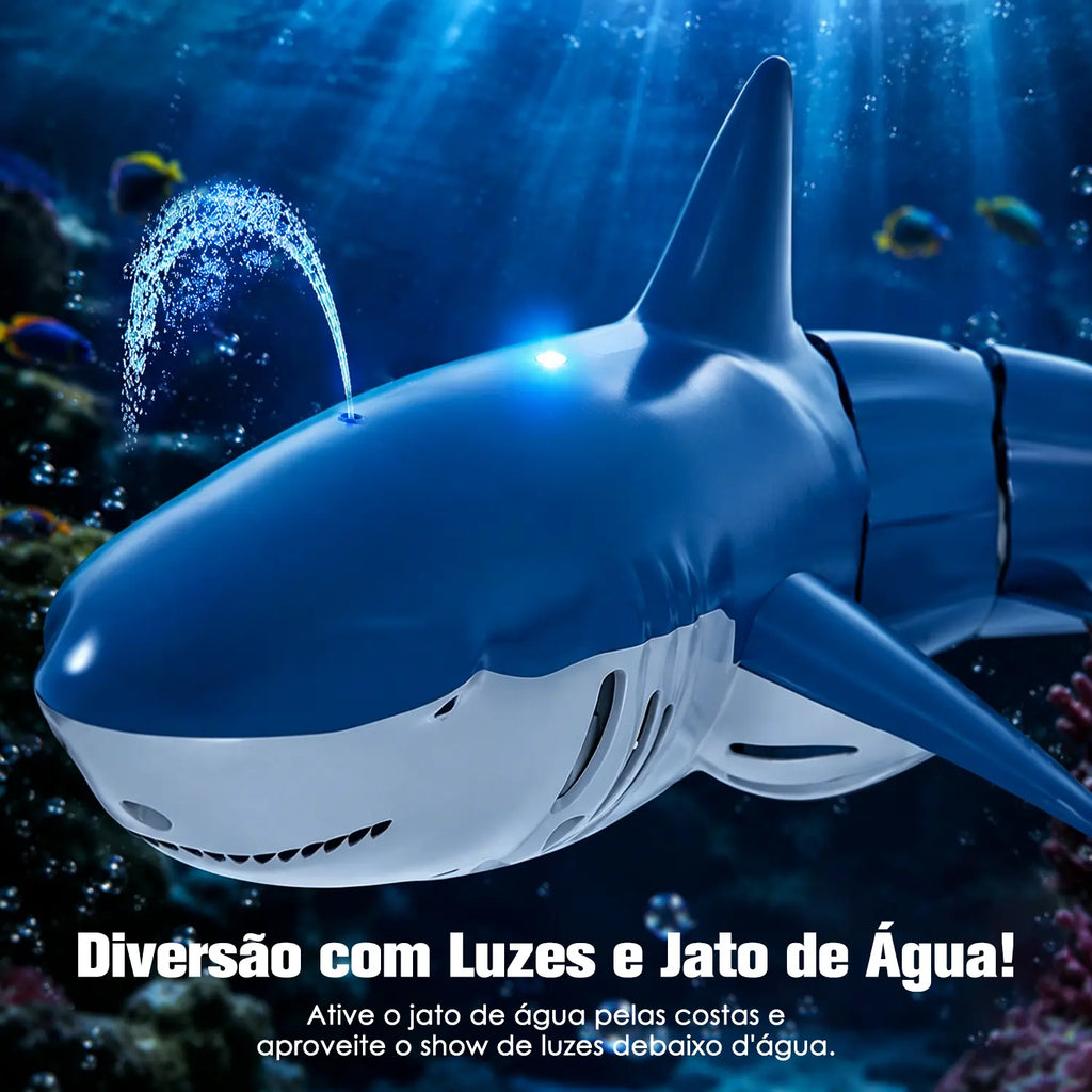 Tubarão azul por controle remoto submerso em água azul com iluminação e jato de água visíveis.