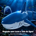 Tubarão azul por controle remoto submerso em água azul com iluminação e jato de água visíveis.