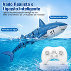 Tubarão azul por controle remoto nadando na piscina com controle branco e respingos ao redor.