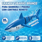 Tubarão azul por controle remoto nadando em água azul com informações visuais do controle e da bateria.
