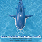 Tubarão azul por controle remoto visto de cima dentro da piscina com a silhueta azul destacada na água.