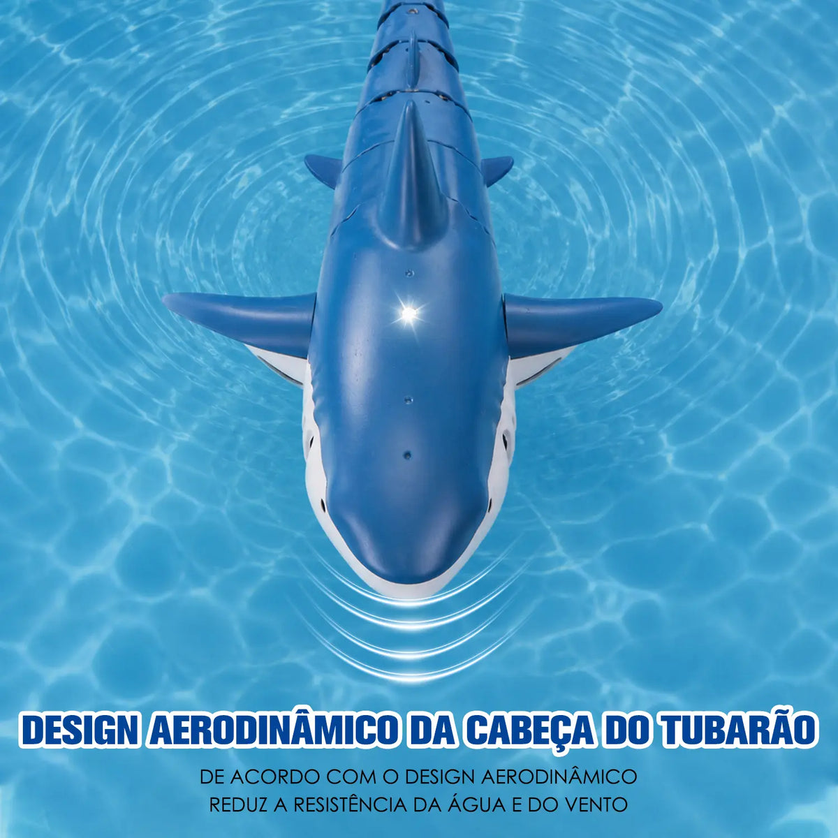 Tubarão azul por controle remoto visto de cima dentro da piscina com a silhueta azul destacada na água.