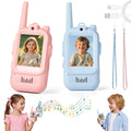 Walkie-talkie infantil com tela rosa e azul com duas unidades, cordões, cabos USB e crianças usando os aparelhos.
