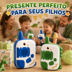 Walkie-talkie infantil de dinossauro azul e verde com modelos azul e verde diante de uma família reunida à mesa.